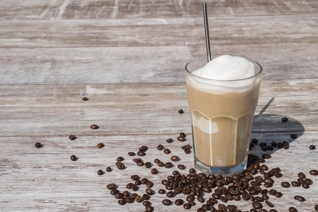 Cold brew servido en vaso largo sobre mesa