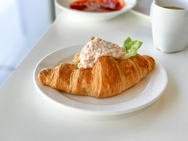 Croissants de manteca recién horneados