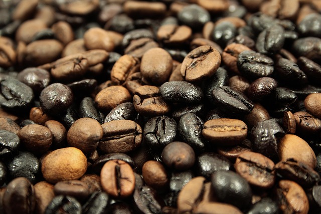 Granos de café en tostado artesanal