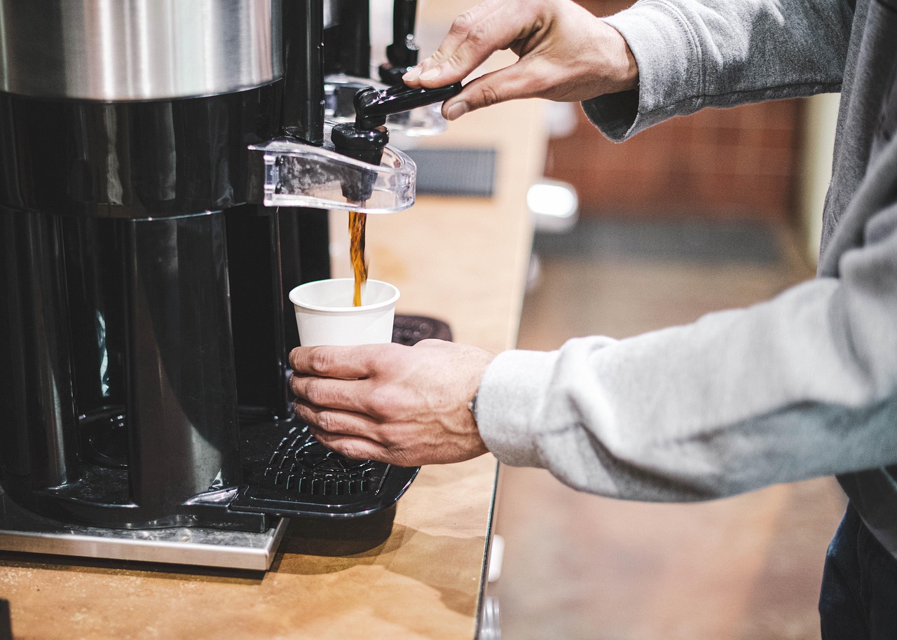 Barista preparando café de filtro en Entre Granos
