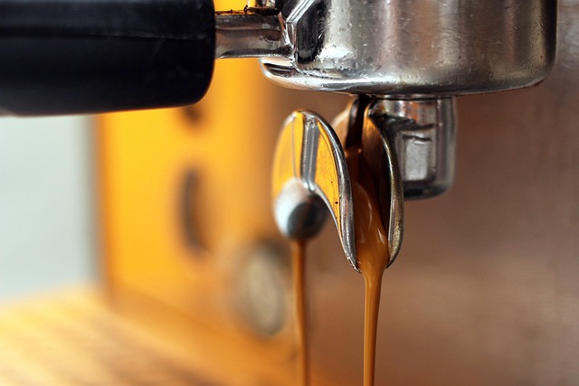 Manos del barista en la máquina de espresso